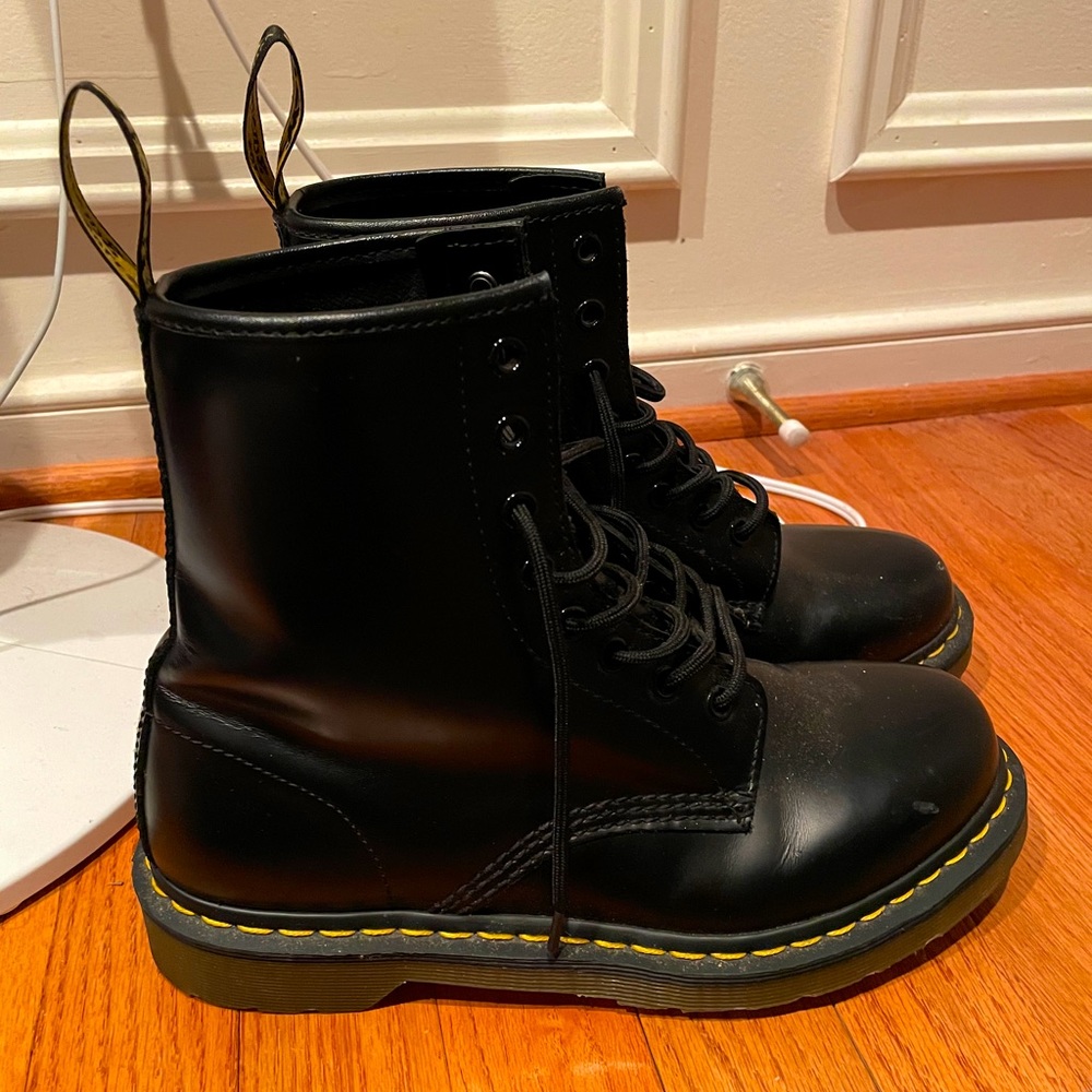 Dr.Martens WOMEN'S SMOOTH LEATHER LACE UP BOOTS!